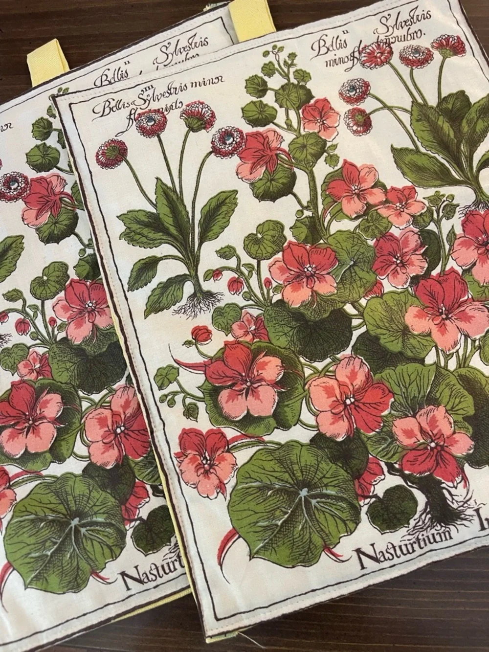 Vintage Botanical 1970s fabric potholders/Hot‎ pads set of 2 Grand Millenial